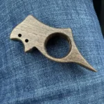 un objet trouve dans un vide grenier destine aux amoureux des livres mais quest ce que cest.jpg